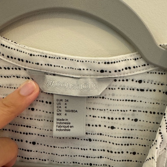 H&M White Sleeveless Button Down Shirt - Picture 2 of 6